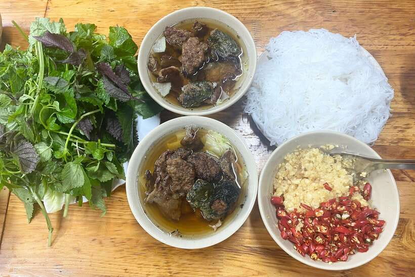 Hanoi: Guided Street Food Tour with Train Street Experience - What the guides add to the meal