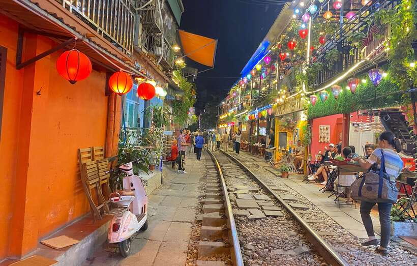 Hanoi: Guided Street Food Tour with Train Street Experience - The food walk: four to six stops with local flavor