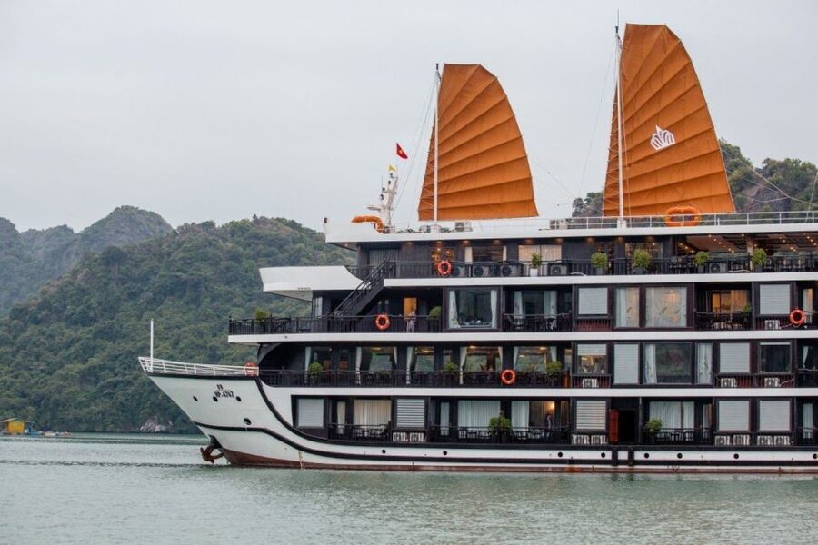 Hanoi: Halong Bay 2-Day 5-Star Balcony Cruise & Bathtub - Dark and Bright Cave: choose your pace