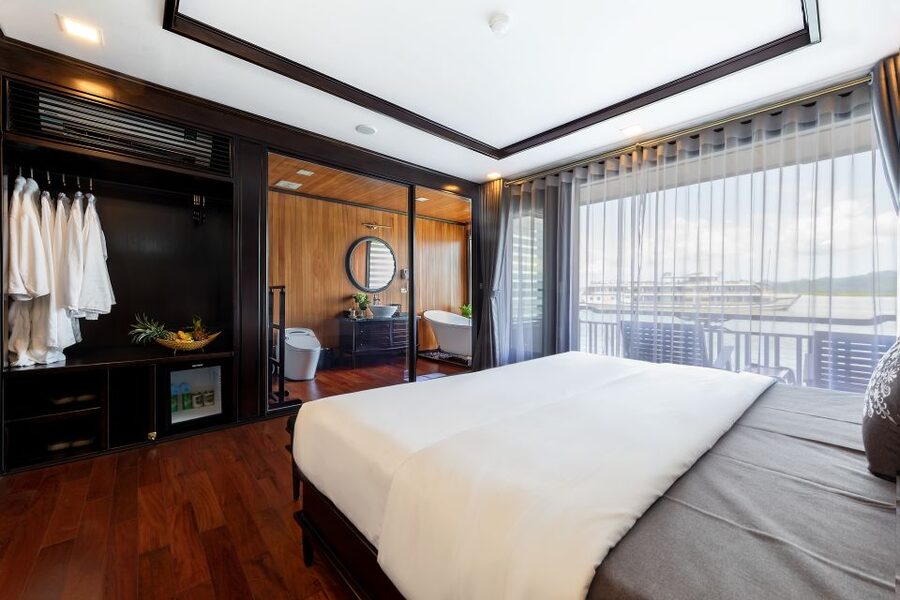 Hanoi: Halong Bay 2-Day 5-Star Balcony Cruise & Bathtub - Morning Tai Chi and the second day