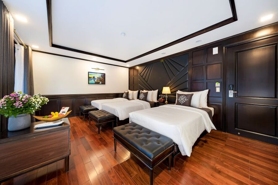 Hanoi: Halong Bay 2-Day 5-Star Balcony Cruise & Bathtub - Staff service and the feel of the boat