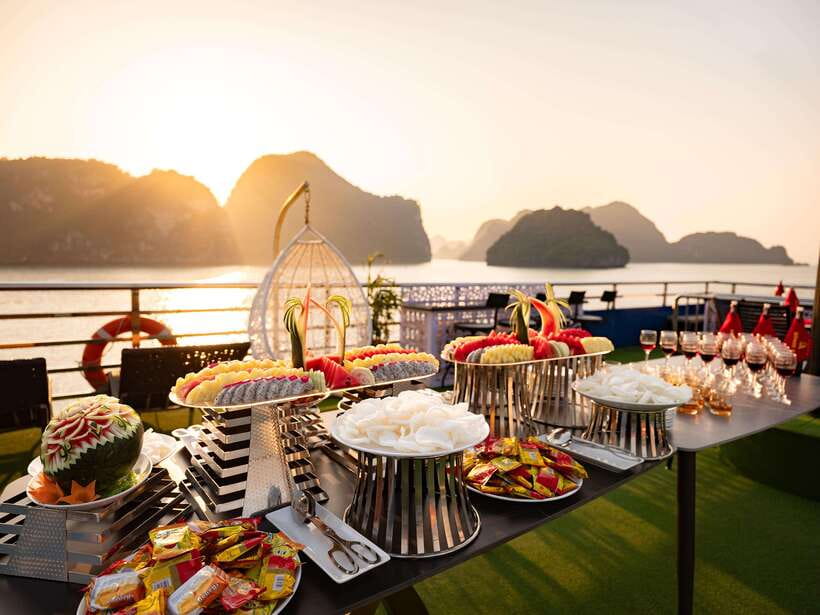 Hanoi: Halong Bay Cruise, Amazing Cave, Titov Island & Kayak - Sunset snacks on the return ride
