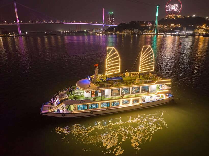 Hanoi: Halong Bay Cruise, Amazing Cave, Titov Island & Kayak - Lunch with Halong Bay outside the windows