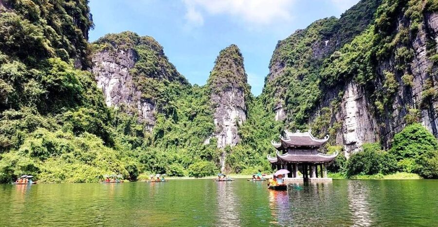 Hanoi: Hoa Lu, Trang An, and Mua Cave Full-Day Trip - The long road from Hoan Kiem to Ninh Binh