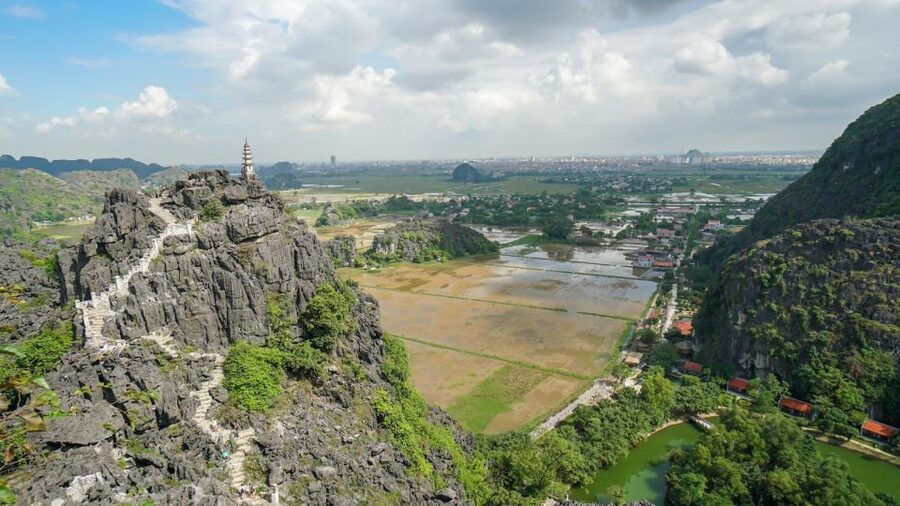 Hanoi: Hoa Lu, Trang An, and Mua Cave Full-Day Trip - The buffet lunch in Ninh Binh