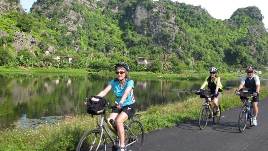 Hanoi: Hoa Lu, Trang An, and Mua Cave Full-Day Trip - Mua Cave and the 500-step climb