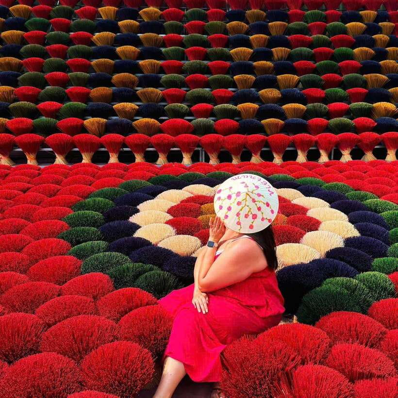 Hanoi: Incense Village, Hat, and Lacquer Artisanal Tour - The six-hour route: two villages and a train street finish