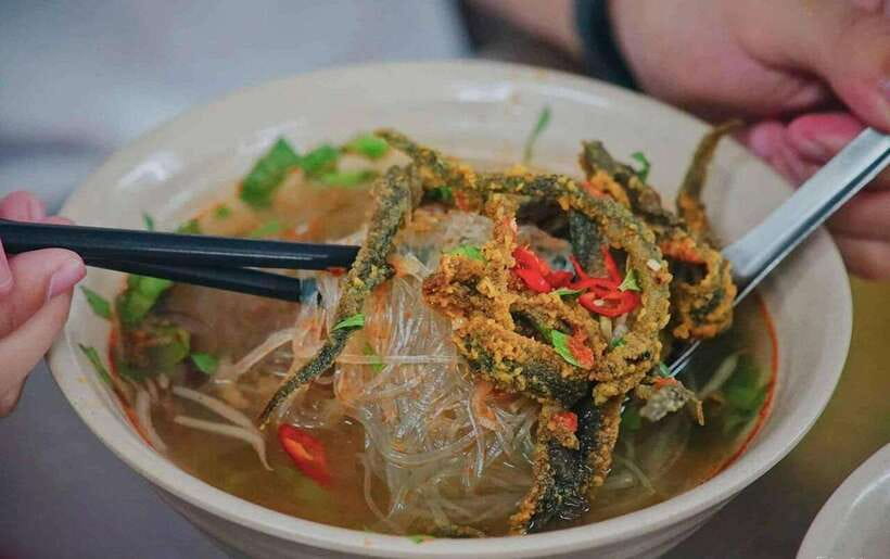 Hanoi: Michelin Guide Street Food Walking Tour - Second stop: glass noodles and crispy fried eel