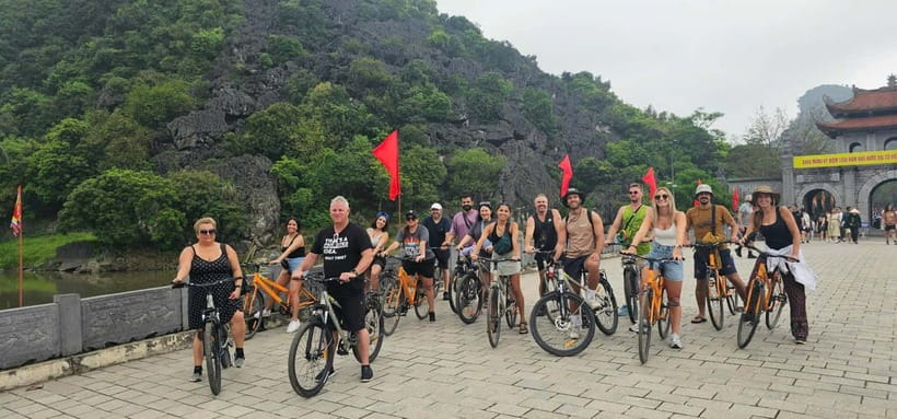 Hanoi: Ninh Binh, Bai Dinh/Hoa Lu, Trang An, & Mua Cave Tour - Lunch with Vietnamese dishes and vegetarian choices