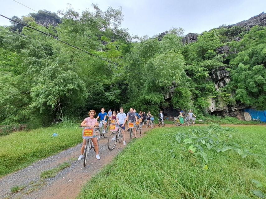 Hanoi: Ninh Binh, Hoa Lu, Tam Coc and Mua Cave Day Trip - The buffet lunch beside the Tam Coc River