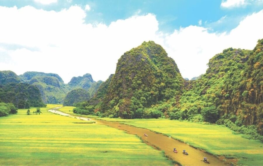 Hanoi: Ninh Binh, Hoa Lu, Tam Coc and Mua Cave Day Trip - What to pack for this exact itinerary