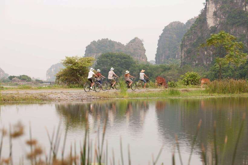 Hanoi: Ninh Binh- Hoa Lu - Trang An - Mua Cave - Best Seller - Mua Cave and the nearly 500-step climb