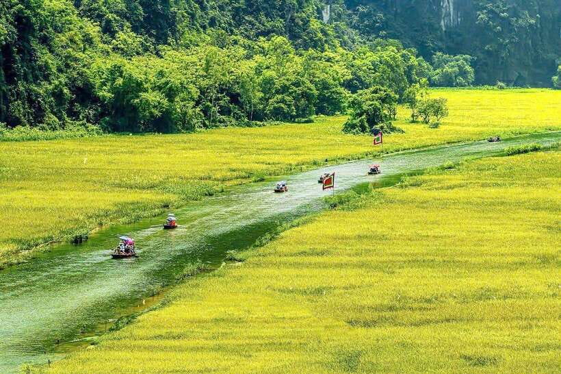 Hanoi: Ninh Binh, Tam Coc, Mua Cave & Hoa Lu with cycling - The two-and-a-half-hour road to Hoa Lu