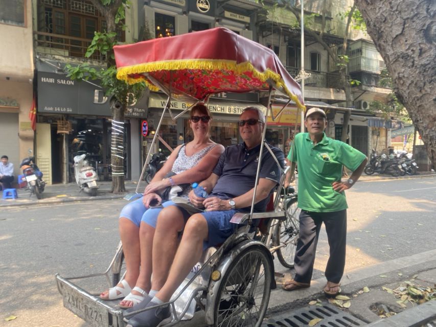 Hanoi: Old Quarter Trishaw Cyclo Tour - Dong Xuan Market shows the Old Quarter at work