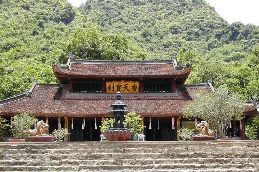 Hanoi: Perfume Pagoda - Yen Stream Boat Ride, Lunch & Cave - Lunch at 1 p.m. and the return to the pagodas