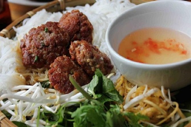 Hanoi Private Walking Tour: Street Food (HOT HOUR PROMOTING) - Why Hanoi food is easier with a guide