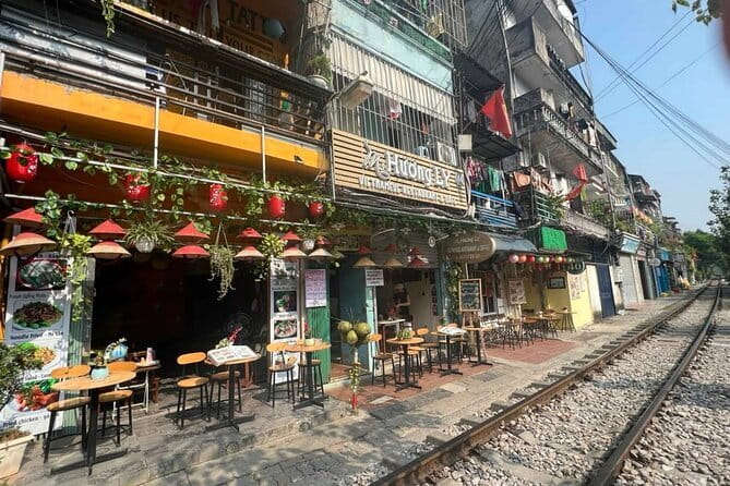 Hanoi street food walking and train street visit - Starting at 6:00 pm on Hoan Kiem Walking Street