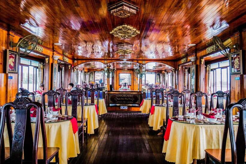 HCM: Saigon River Dinner Cruise - Music, Dance, and the Evening Atmosphere