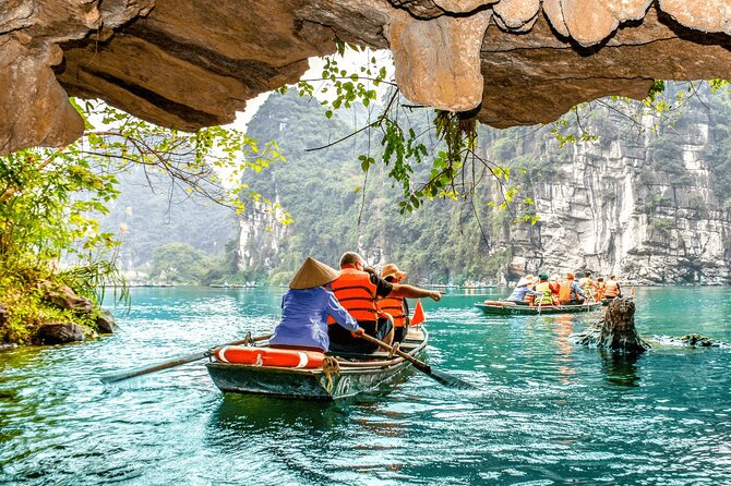 Highlight Ninh Binh Full Day Tour Tam Coc Boat, Mua Cave, Hoa Lu - Buffet lunch with vegetarian choices