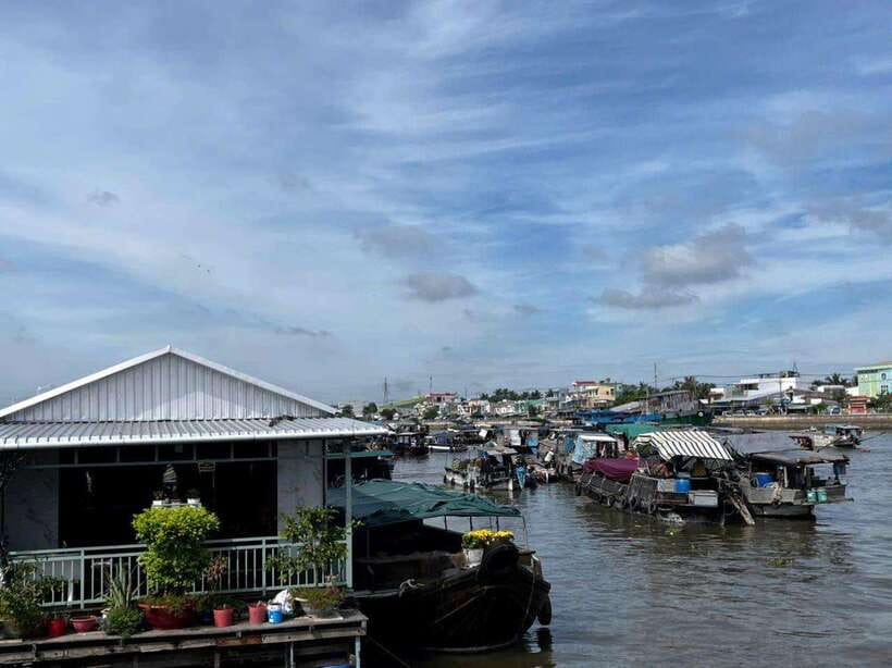 Ho Chi Minh: 1-Day Mekong Delta Tour-Floating Market & Islet - Rice vermicelli and boat-side pineapple