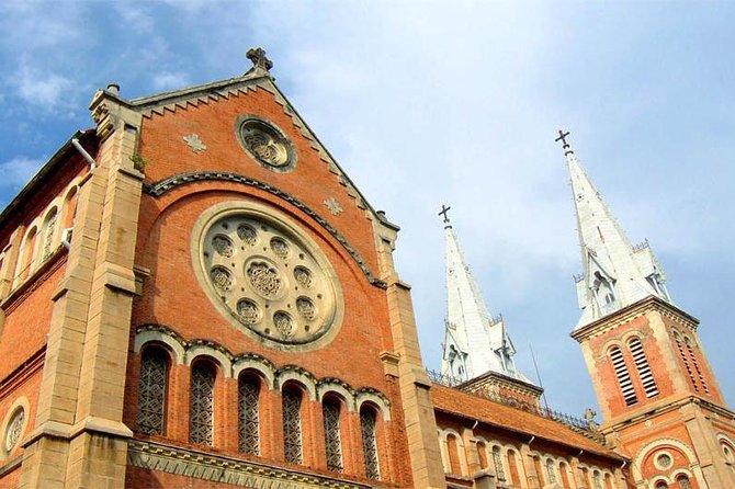 Ho Chi Minh City: Highlights & Hidden Gems - Free Walking Tour - City Hall and the statue of Ho Chi Minh