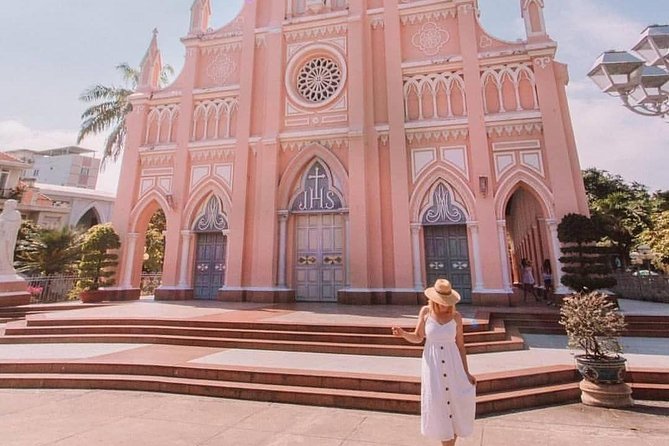 ️ Ho Chi Minh City Instagram Tour: Hidden Gems (Private & All-Inclusive) - Guides, cars, and the benefit of going private