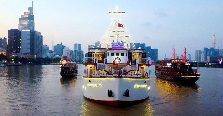 Ho Chi Minh: Private City Tour and Dinner Cruise with Buffet - The central sights seen from the street