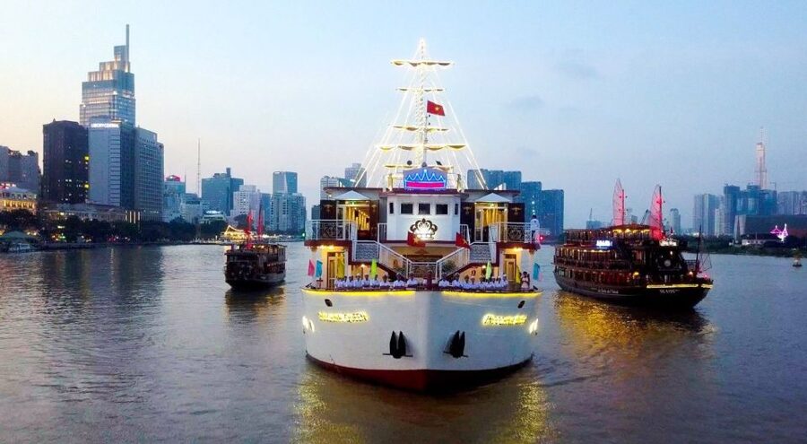 Ho Chi Minh: Private City Tour and Dinner Cruise with Buffet - Cyclo or scooter: two very different ways to see Saigon