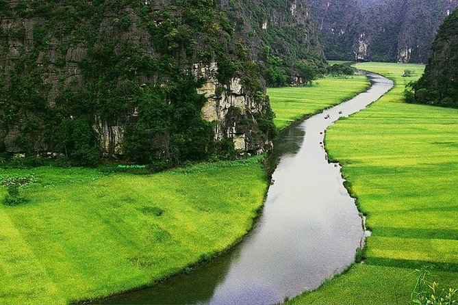 Hoa Lu Tam Coc Full-Day DELUXE Tour Including BUFFET LUNCH & River Boat Ride - The long ride south to Ninh Binh