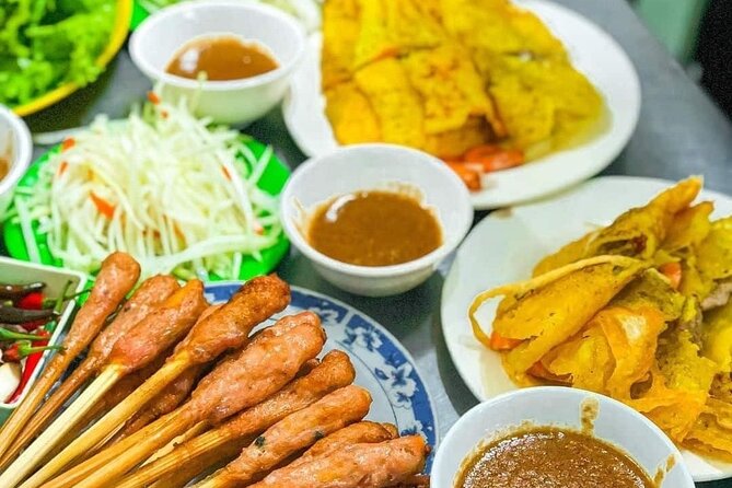 Hoi An Cheap Walking Food Tour - Walking through markets and Old Town stalls