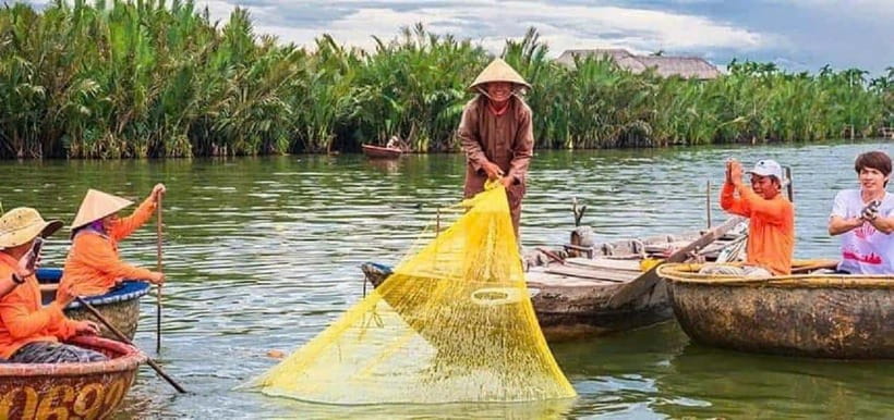Hoi An: Coconut Basket Boat Ride by Hangcoconut - Trying local fishing skills and catching crabs
