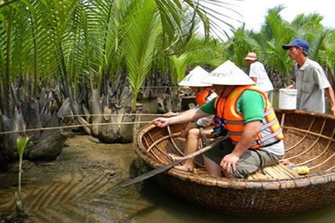 Hoi An: Coconut Basket Boat Ride in the Coconut Forest - Learning to paddle a round bamboo boat