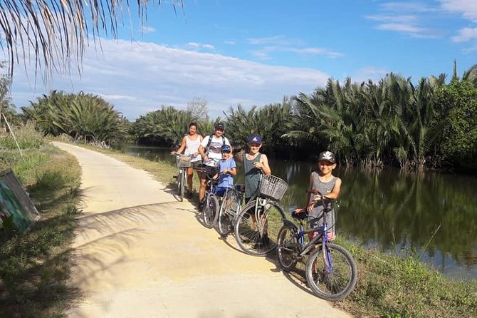 Hoi An Countryside Biking Tour(Vegetable village -basket boat - fishing village) - Tra Que vegetable village and the work behind lunch