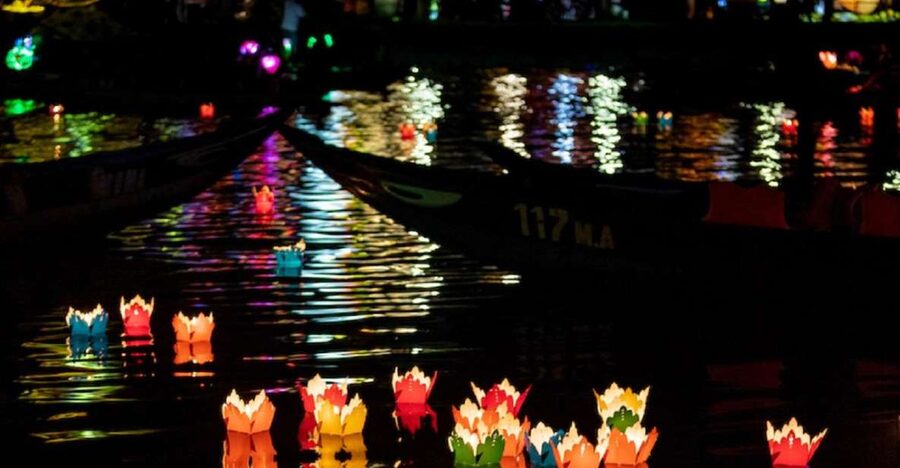 Hoi An : Hoai River Boat Trip by Night and Floating Lantern - What the crowd is really like at peak time