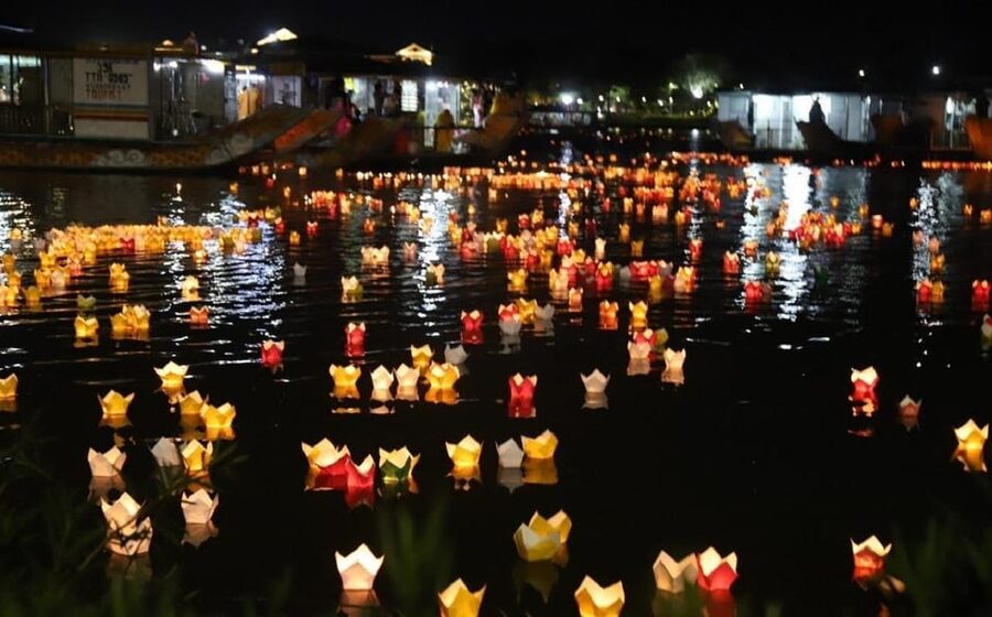 Hoi An Lantern Boat Ride on the Thu Bon River - Boarding a wooden boat for one to five people