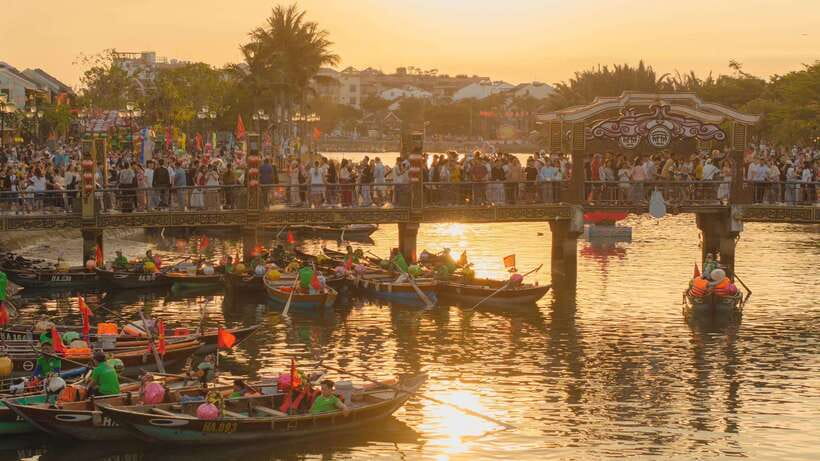 Hoi An : Lantern Boat Trip & Release Lantern - Meeting the boat near An Hoi Bridge
