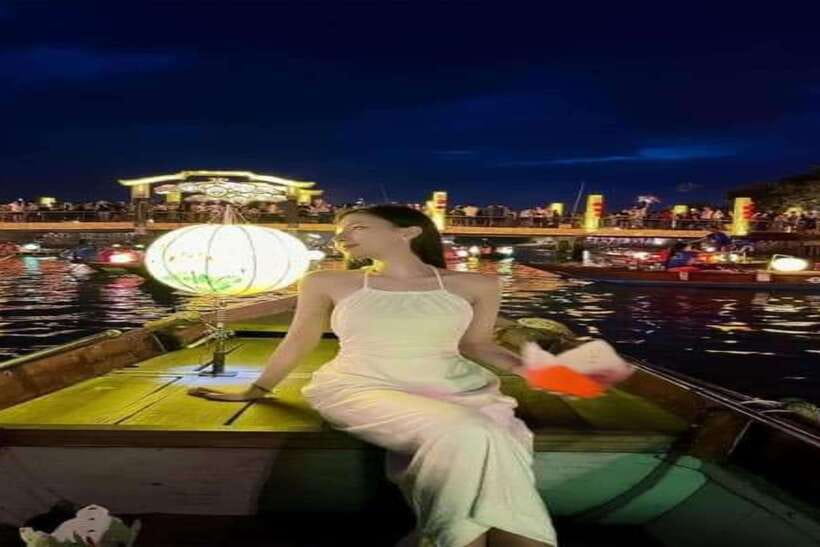 Hoi An : Lantern Boat Trip & Release Lantern - Releasing your flower lantern