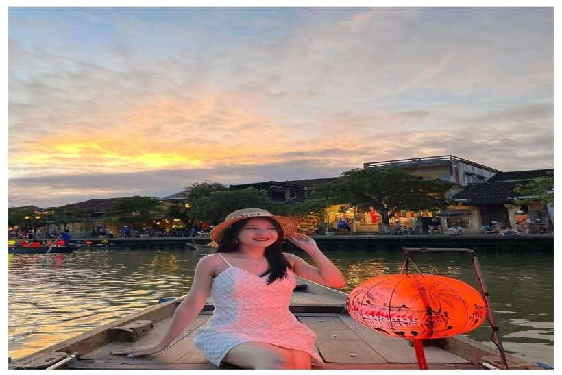 Hoi An : Lantern Boat Trip & Release Lantern - Traditional music and the local setting