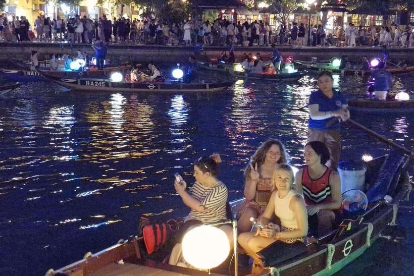 Hoi An : Lantern Boat Trip & Release Lantern - What $7 actually gets you