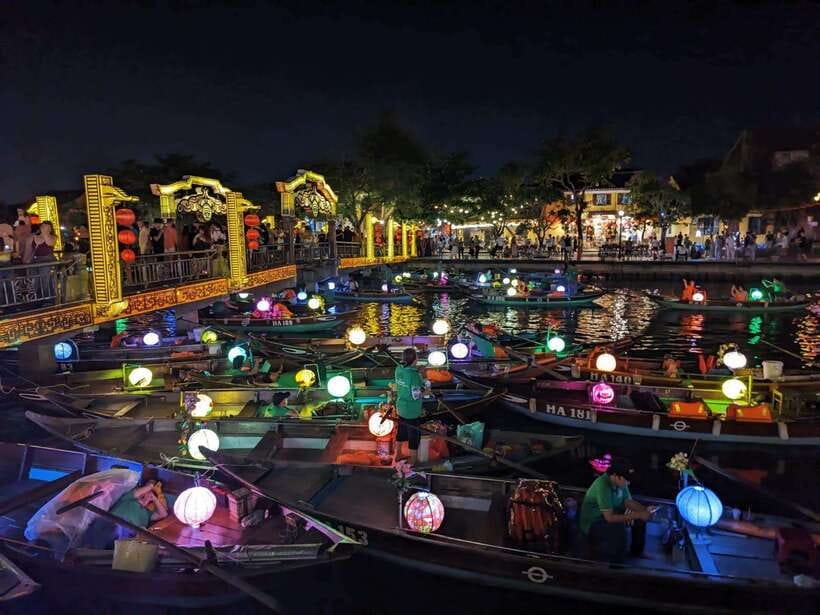 Hoi An : Lantern Boat Trip & Release Lantern - Twenty minutes on the Hoai River