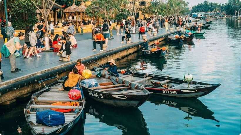 Hoi An: River Lantern Boat Experience with Free 5G eSIM - Fifteen minutes of lanterns, reflections, and river views