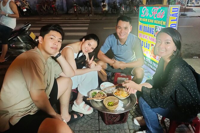 Hoi An street food tour - Bánh Mì and grilled pork on the evening walk