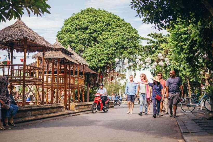 Hoi An: Sunset Food Tasting Tour - Rain, crowds, and the realities of a food walk