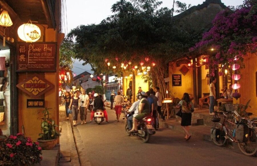 Hoi An: Sunset Food Tasting Tour - Cao Lau, chicken rice, and Hoi An’s signature flavors