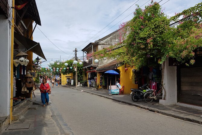 Hoi An town private walking tour with boat trip - Folklore Museum: artifacts, costumes, and ceramics