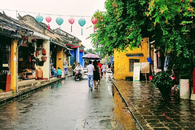 Hoi An town private walking tour with boat trip - Twenty minutes on the Hoai River