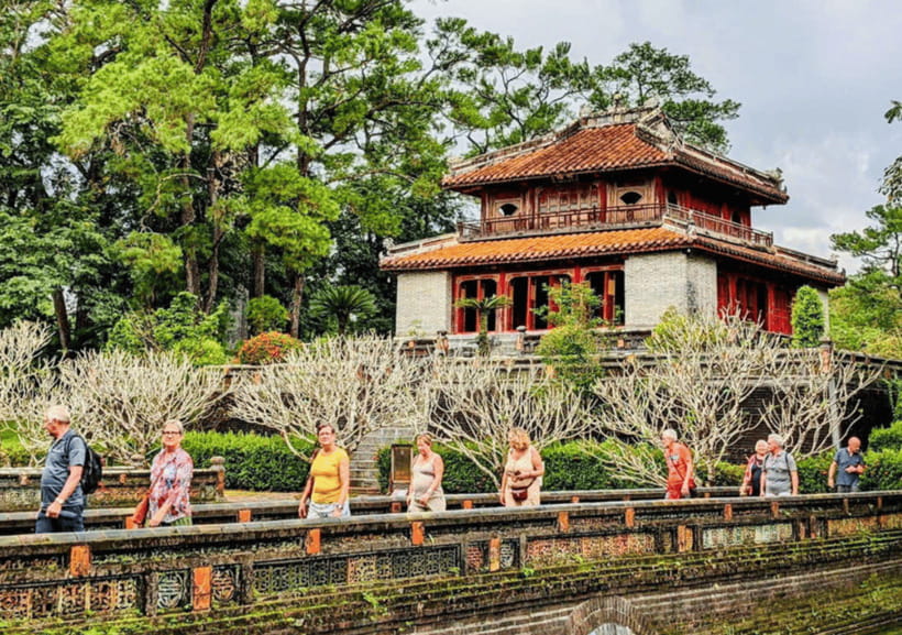 Hue Imperial Citadel, Tombs, Perfume River Boat Tour & Van - Dong Ba Market: useful local color, but a short stop