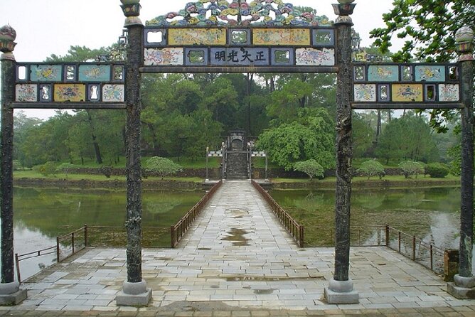 Hue Motorbike & Boat Tour to Countryside & Heritage Sites - Thanh Toan Bridge offers a quick rural pause