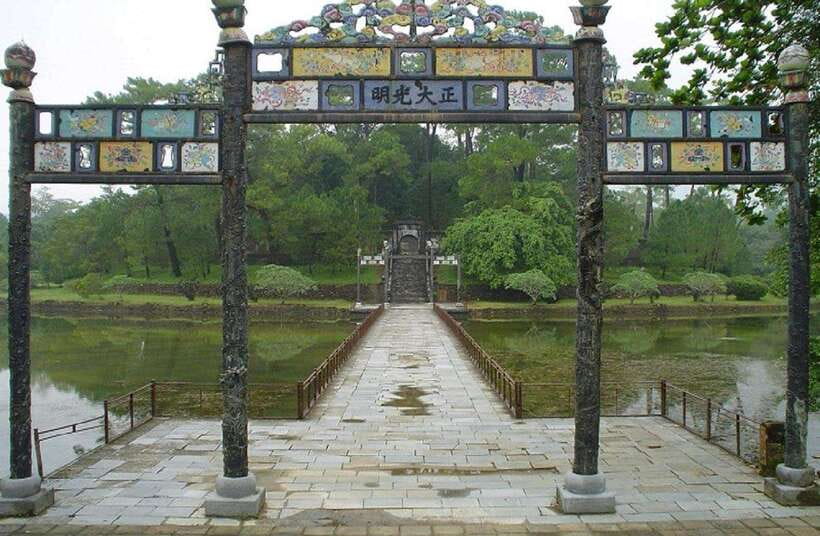 Hue: Private Dragon Boat, Pagoda, and Royal Tomb Tour - Optional stops around Hue’s royal district