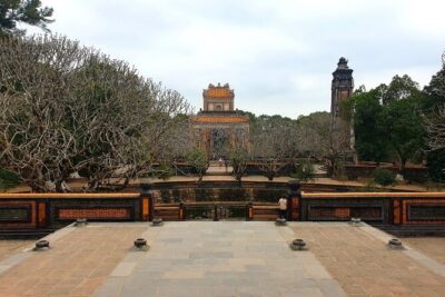 Hue’s Top Attractions by Car with Informative ES Driver